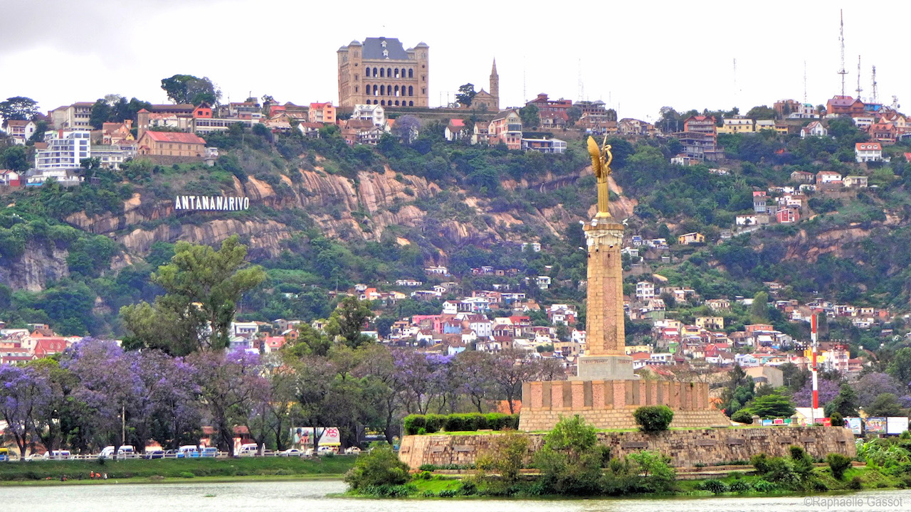 Antananarivo, le palais de la reine, le Lac d'Anosy et en son centre le monument aux soldats morts pour la France