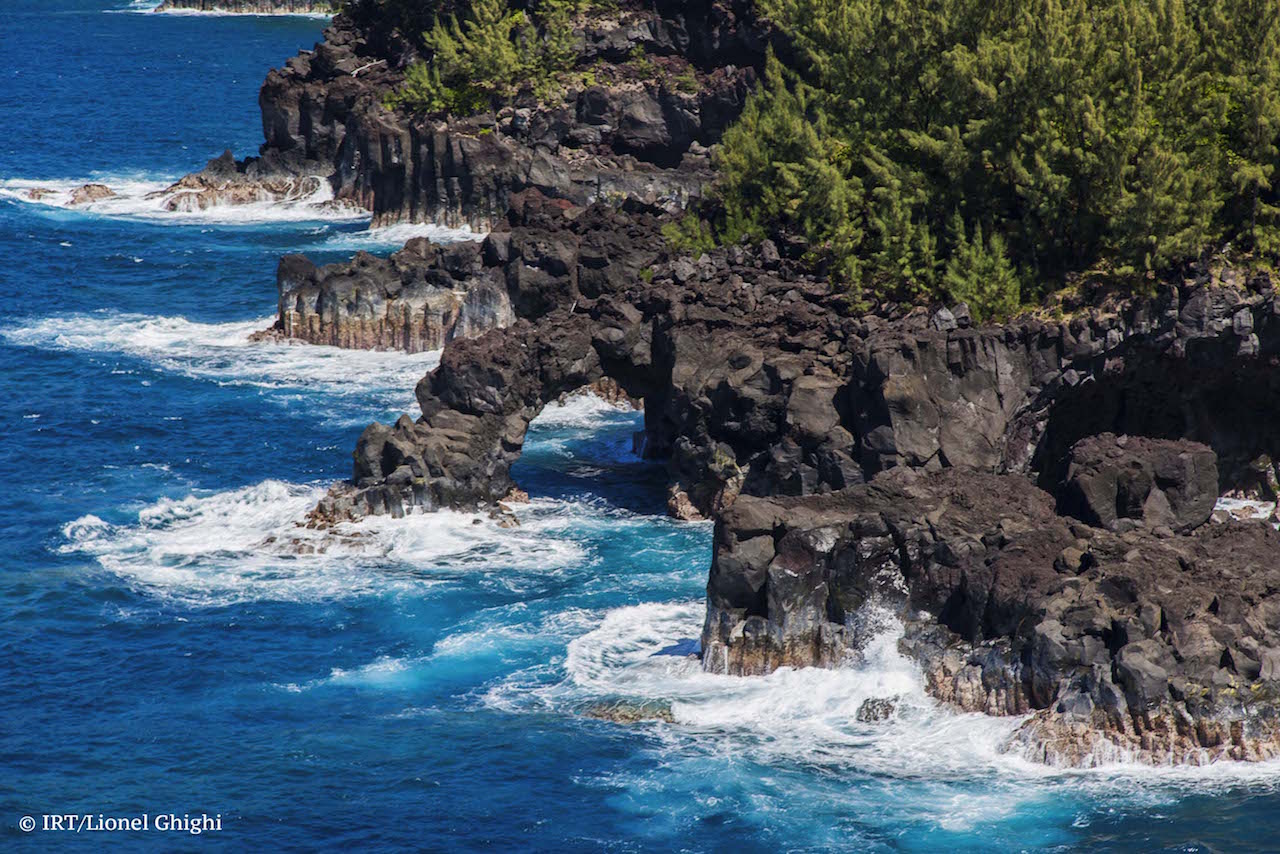 Arche naturelle en front de mer