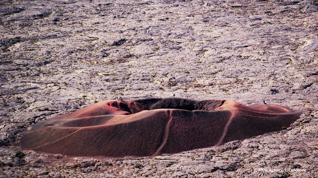 Formica Leo, petit cône volcanique adventif du piton de la Fournaise et l'équipe HUB