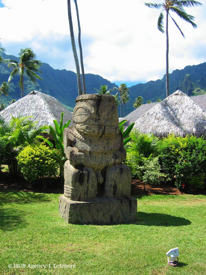 Tiki en pierre dans les jardins du Moréa Pearl