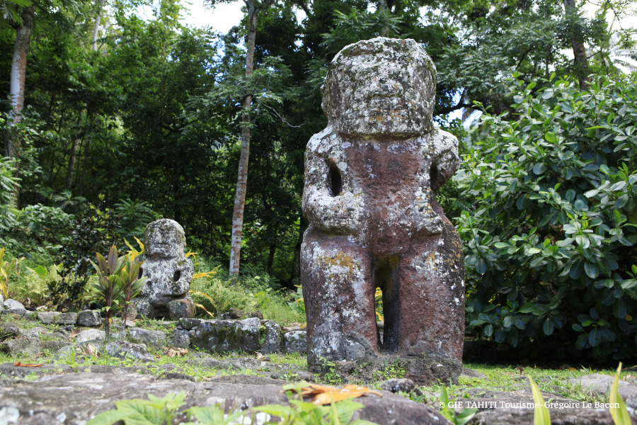 Tiki en pierre sur l'île de Dhiva-Oa