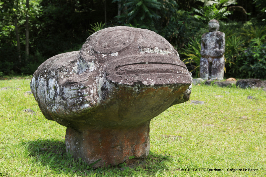 Tiki en pierre sur l'île de Dhiva-Oa