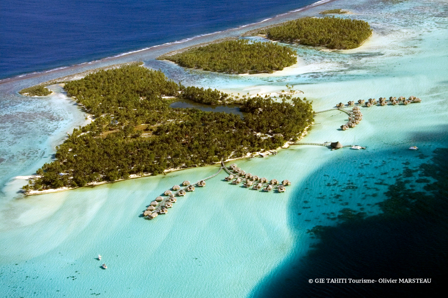 Vue aérienne du lagon de Bora Bora.